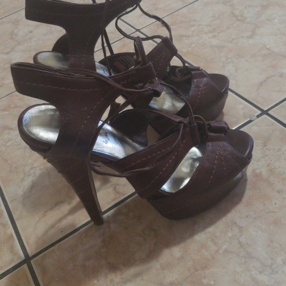 Peep toe shoe